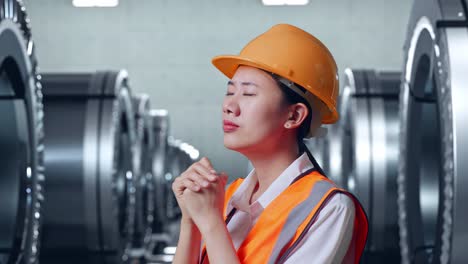 ingeniera femenina en el entorno industrial en cuestión
