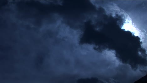 Pan-En-Pico-En-Luz-Azul-Pálido-Con-Nubes