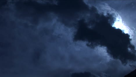 panorámica hacia el pico en una luz azul pálida con nubes