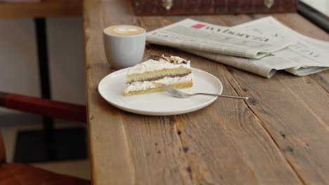 una rebanada de pastel y café en un café