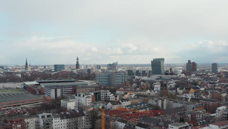 Vista-Aérea-Deslizante-Del-Horizonte-De-La-Ciudad-De-Hamburgo-Con-Famosos-Lugares-De-Interés-Turístico