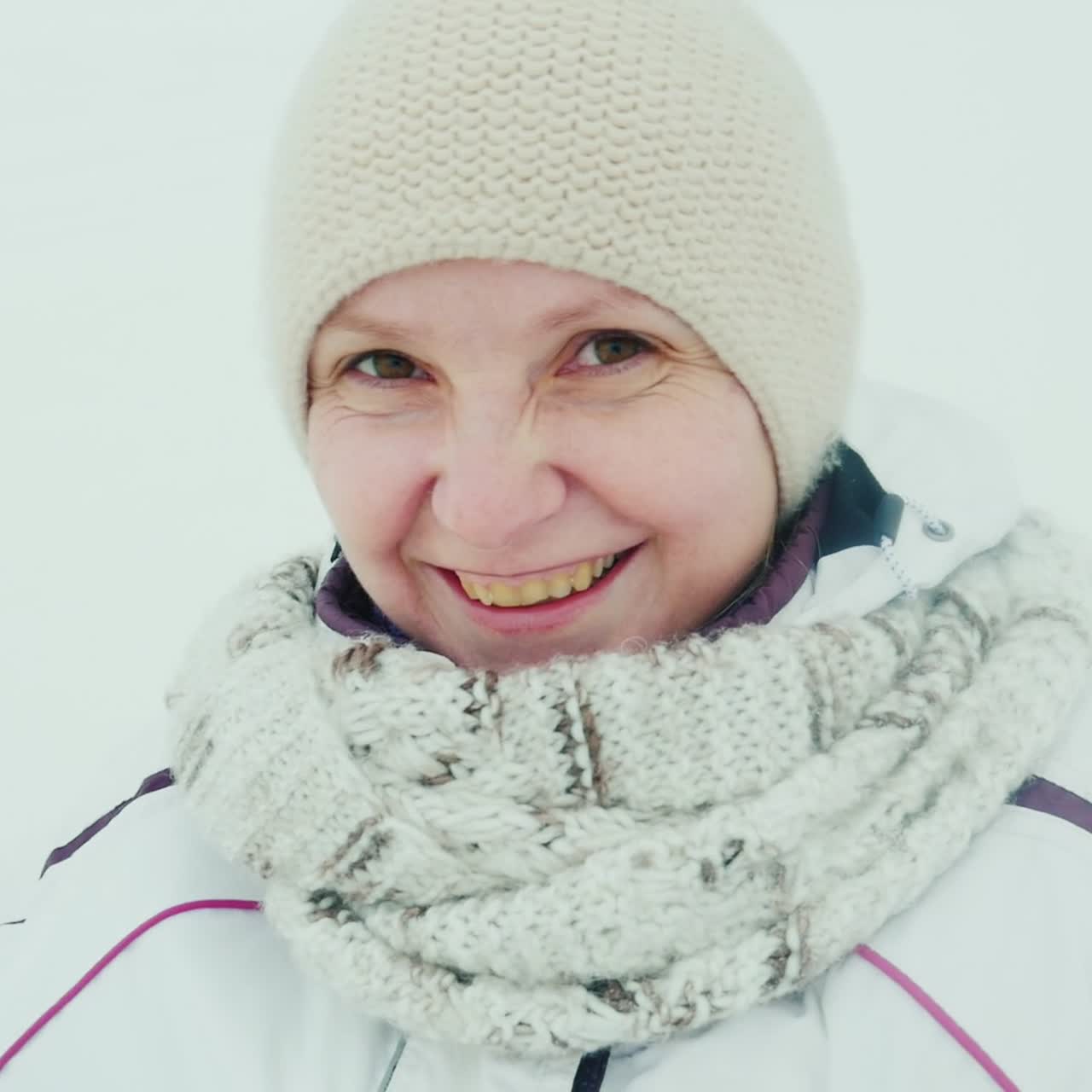 mujer monta en un tubo - entretenimiento de invierno