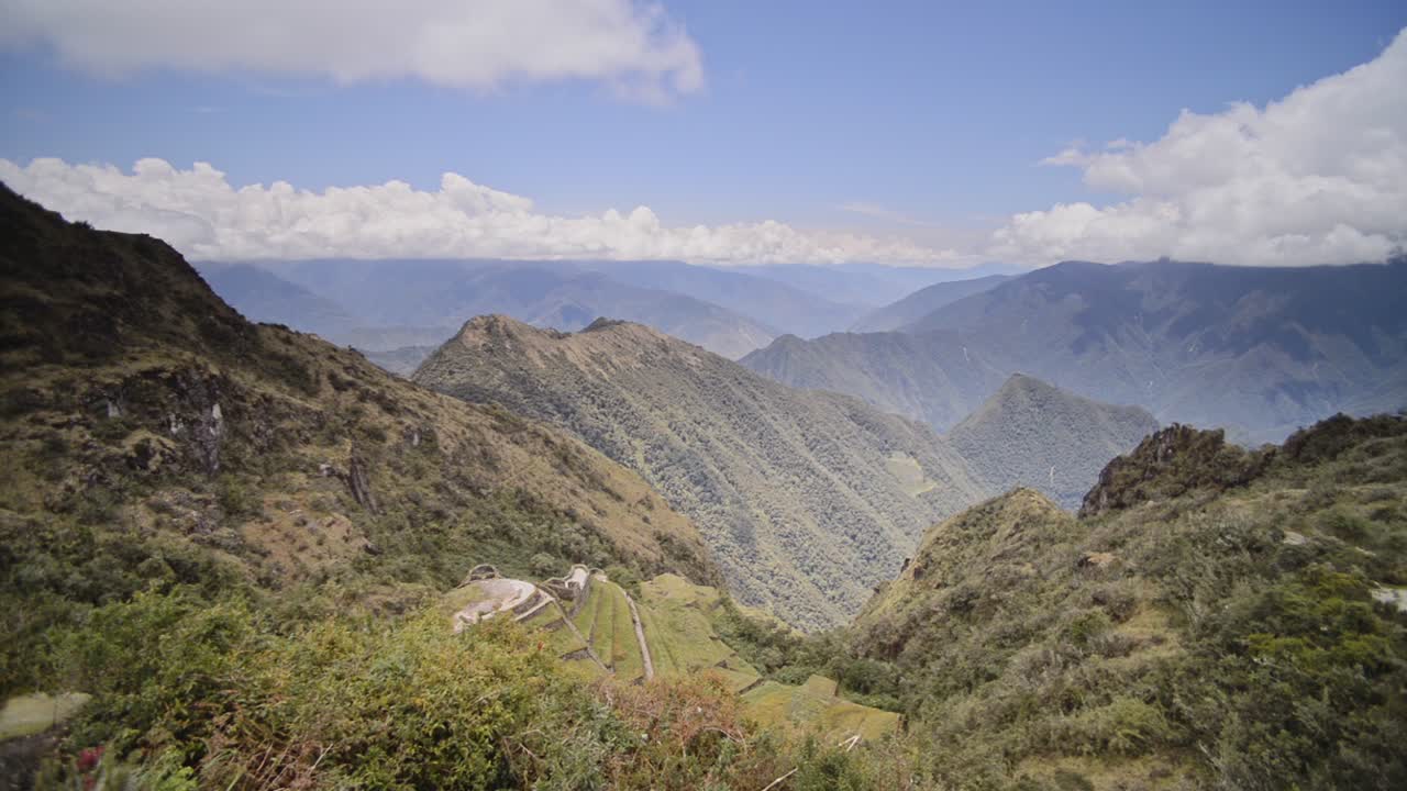 Vista del paesaggio montuoso peruviano dal sentiero Inca, in una giornata di sole