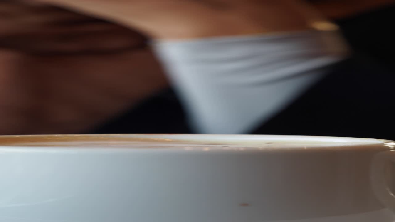 커피 컵 에 설탕 을 첨가 하는 사람