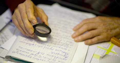 empresario senior escribiendo en papel en la mesa en la oficina 24