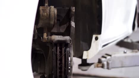 reparación o mantenimiento de frenos de automóviles