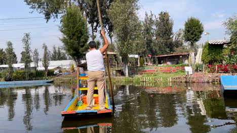 在墨西哥城的xochimilco運河中, 一位街頭販賣者的場景