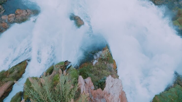 Vista dall'alto di una cascata