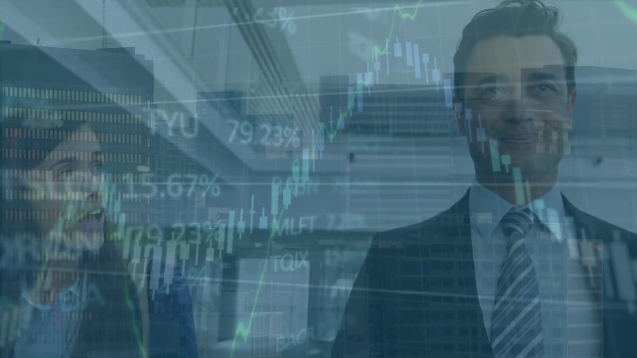 animación del procesamiento de datos del mercado de valores sobre un hombre de negocios caucásico y una mujer de negocios discutiendo.