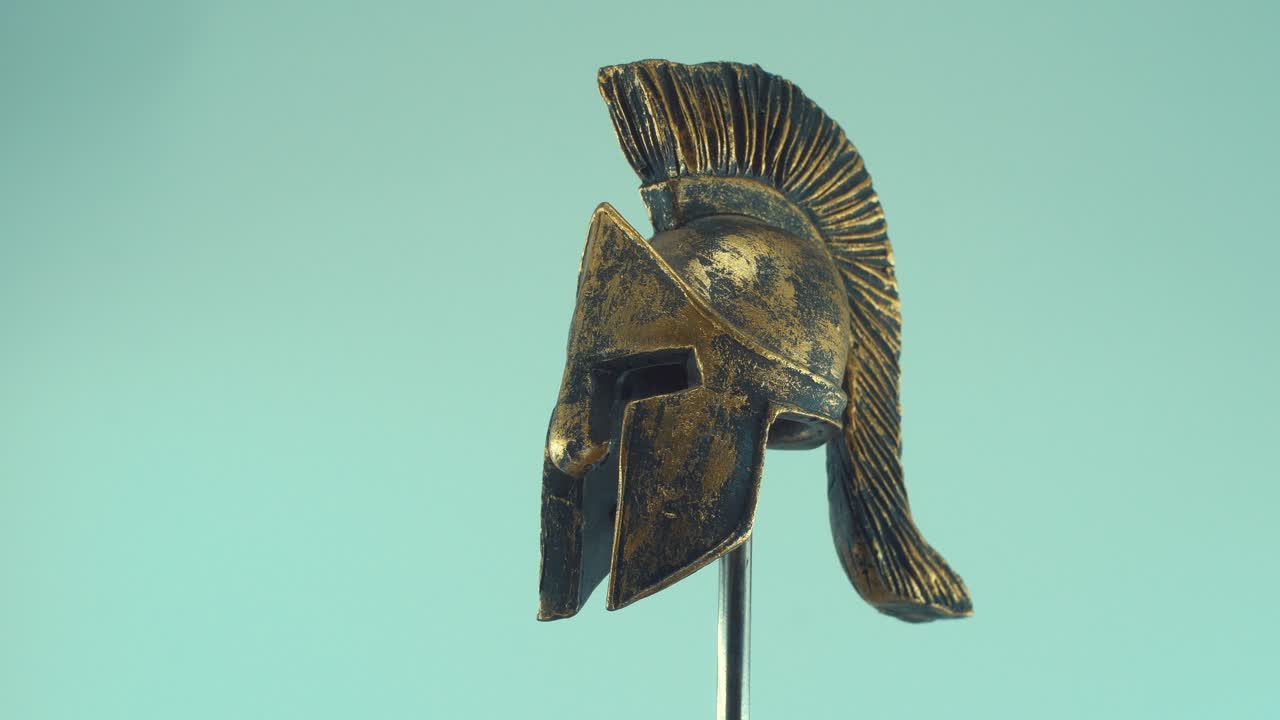 Eine rotierende Nahaufnahme eines antiken griechischen Spartanerkrieger-Metallbronzehelms, mit Formen und Strukturen, Studiobeleuchtung, Zeitlupe, 4K-Video