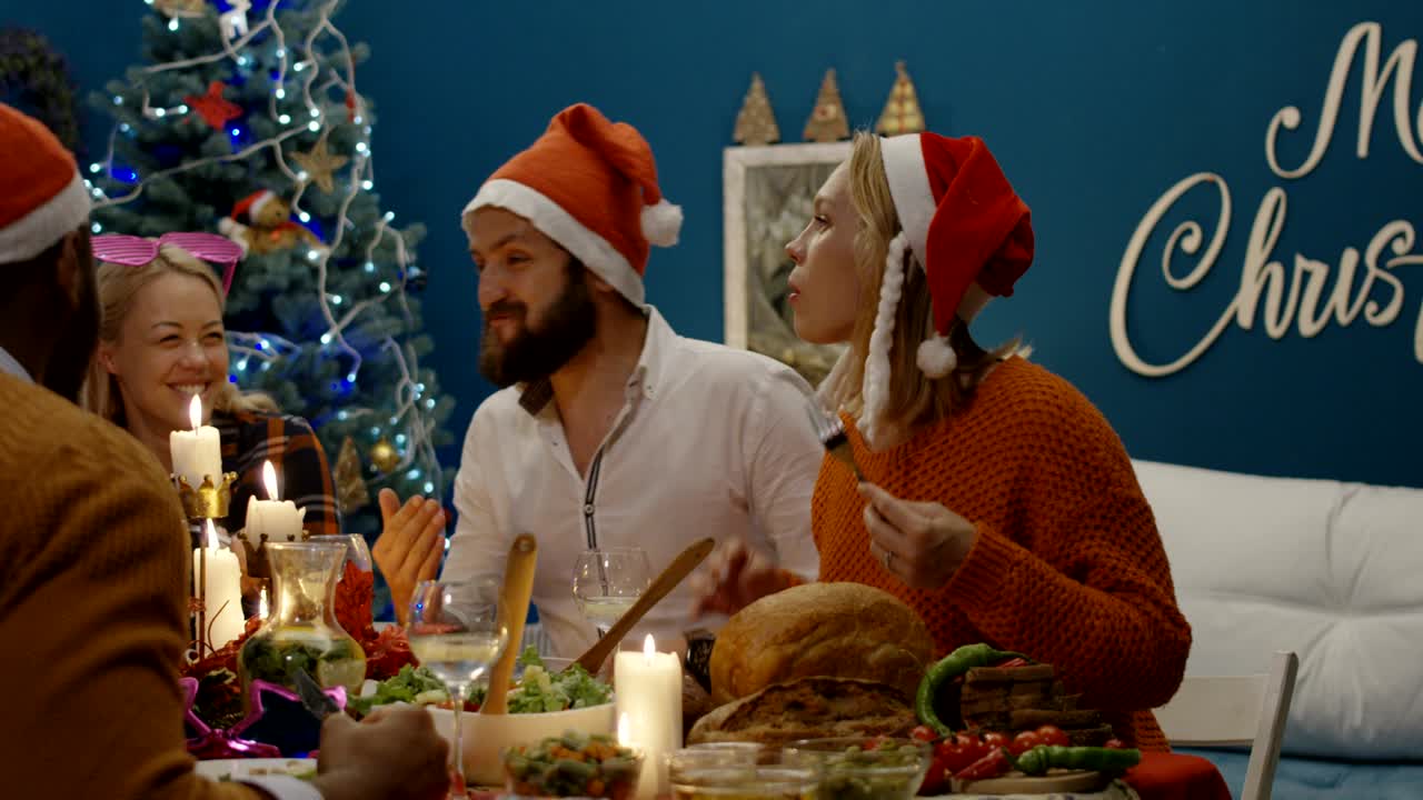 amigos diversos cenando juntos en navidad