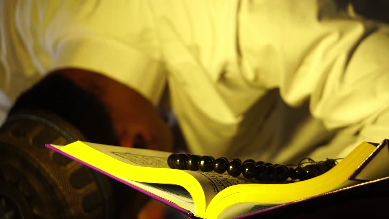 imágenes 4k: hombre musulmán orando en la mezquita