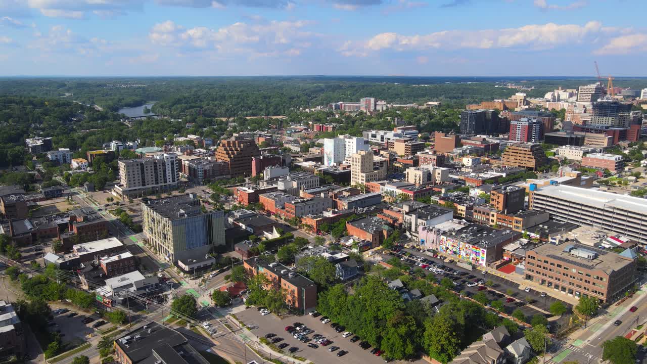 vista aérea del centro de ann arbor, michigan durante el día con el banco comerica a la vista
