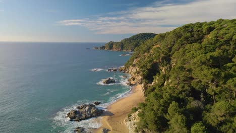 mittelmeerstrand paradisiaca, türkisblaues wasser, keine menschen, luftaufnahme, drohne, spanien, katalonien, costa brava, blanes, lloret de mar, mallorca, balearen