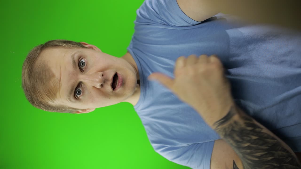 disparo vertical de mano de un joven haciendo una selfie, llamada de video. llave de croma