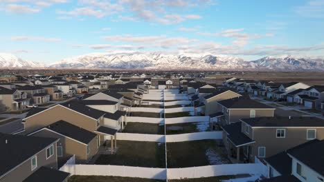 volando sobre los patios traseros en el vecindario de syracuse utah