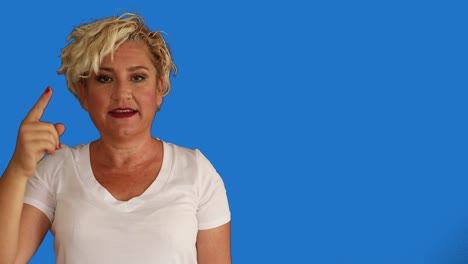 una mujer sorda muestra el lenguaje de señas en el fondo de chroma key