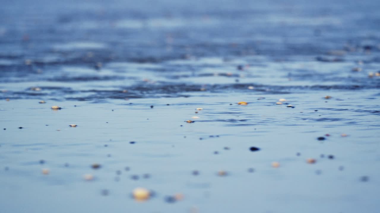 강한 바람이 젖은 해변 모래에 잔물결을 불어넣는다