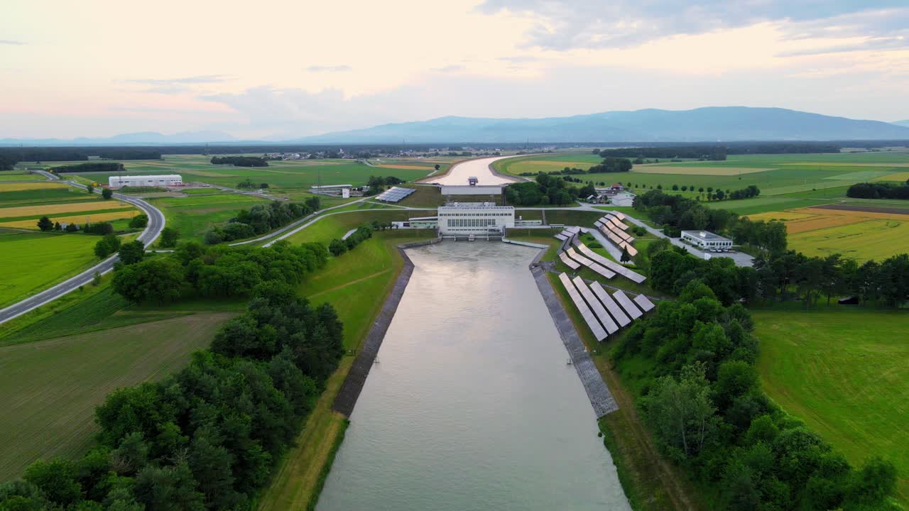 슬로베니아 의 드라바 강  ⁇  에 자리 잡은 태양광 패널 공장 의 매혹적 인 4k 드론 영상