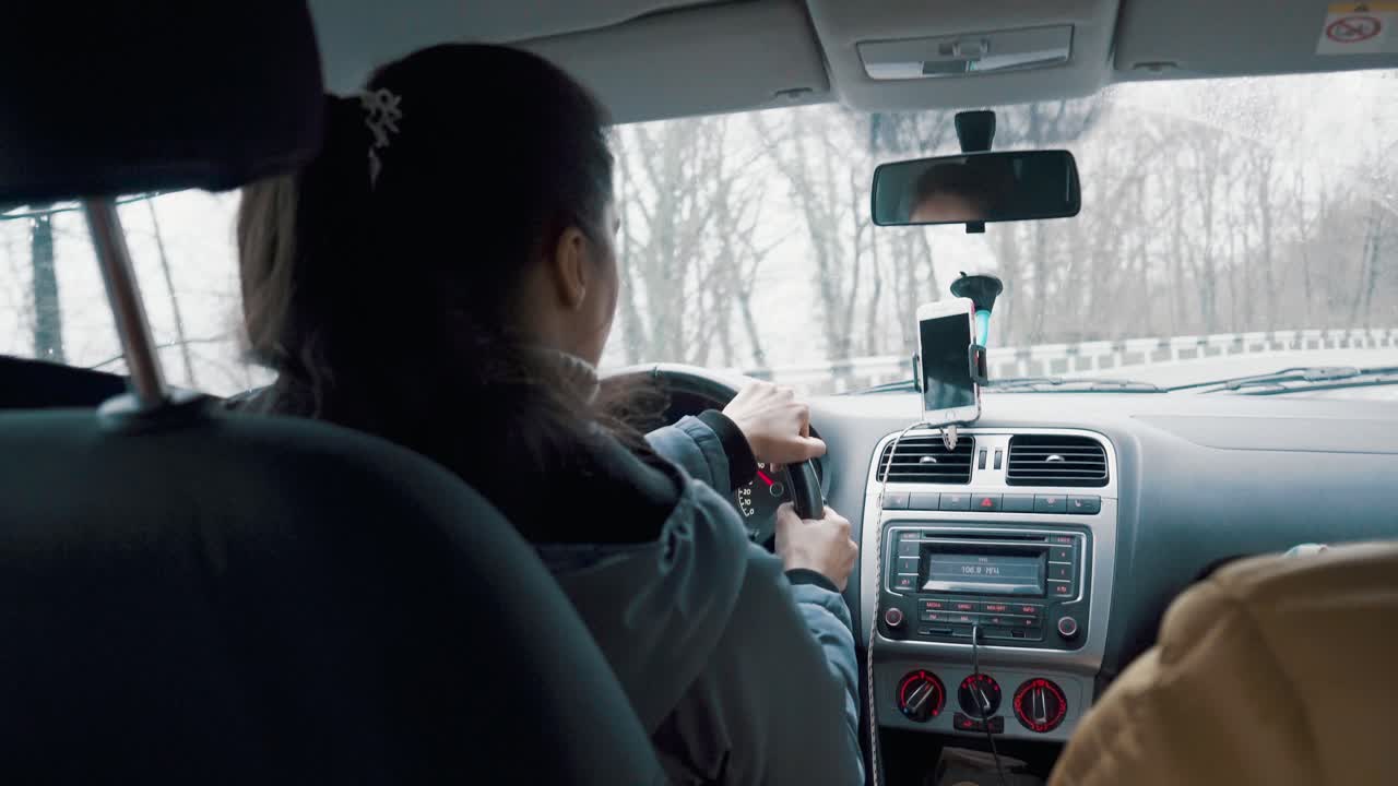 겨울 에 자동차 를 운전 하는 여자