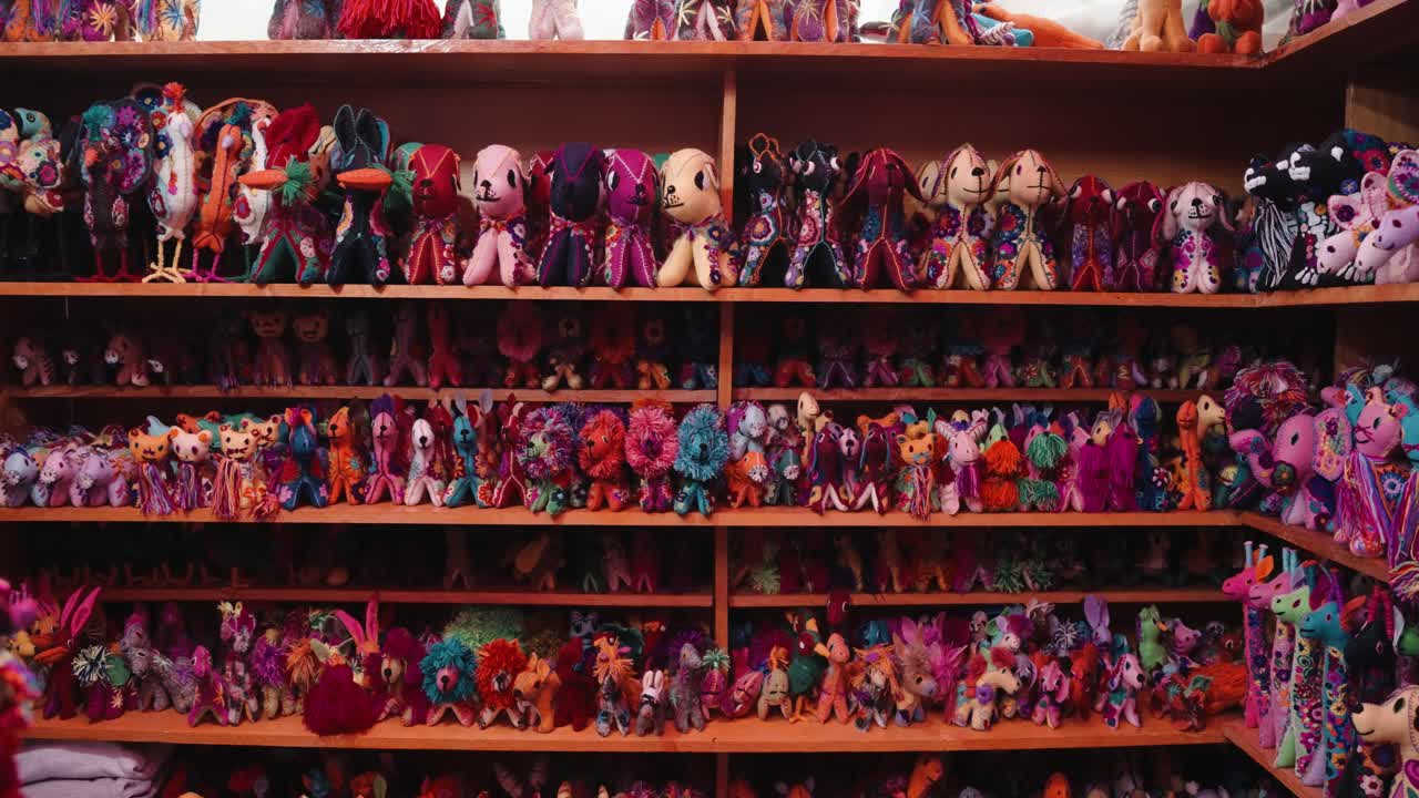 colores vivos de juguetes de peluche hechos a mano en las tiendas de recuerdos en san cristobal de las casas en chiapas, méxico