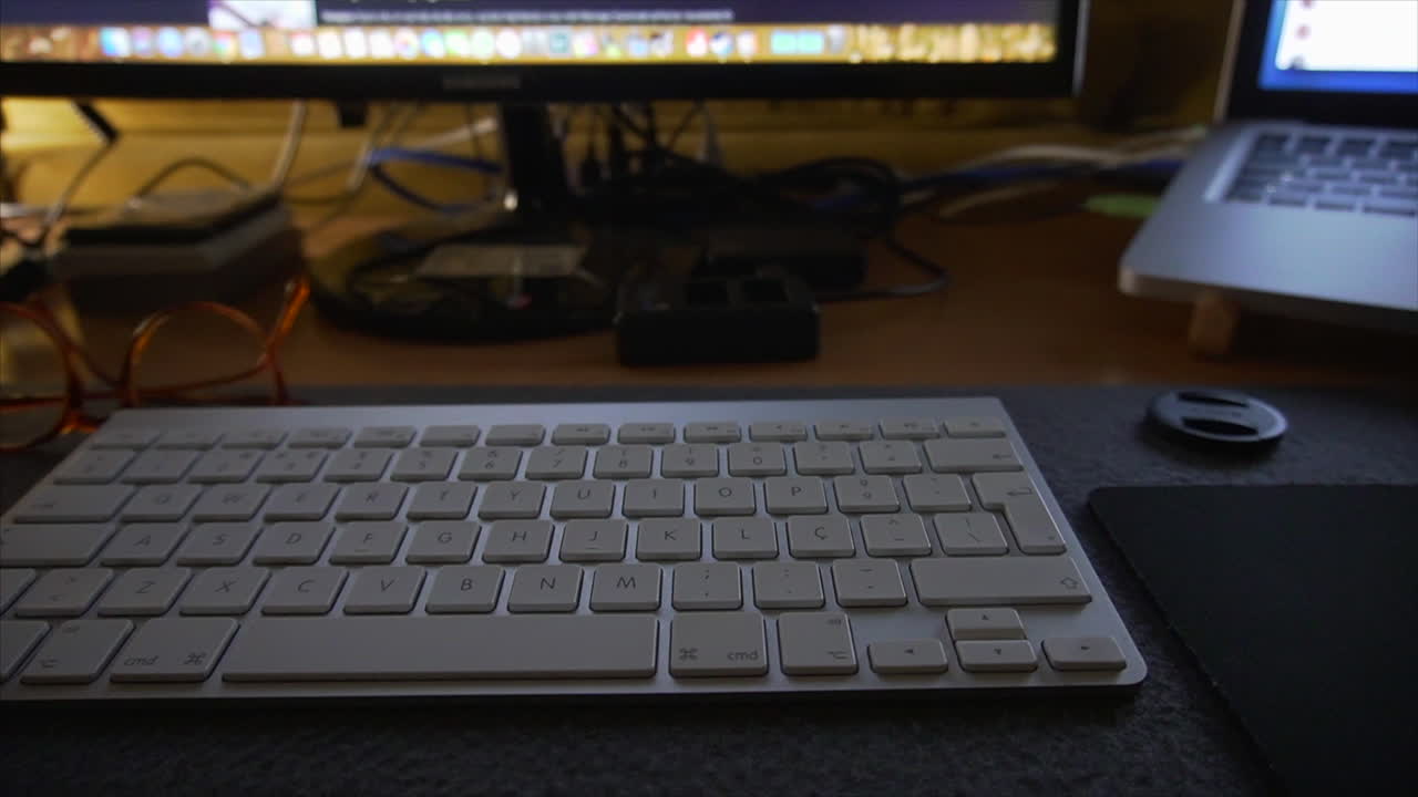 escritorio con computadora, teclado y mouse