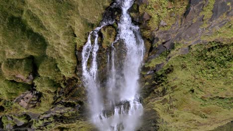 Enorme-Cascada-Espectacular-Que-Brota-De-La-Ladera-De-Una-Gran-Montaña