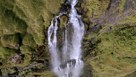 enorme cascada espectacular que brota de la ladera de una gran montaña