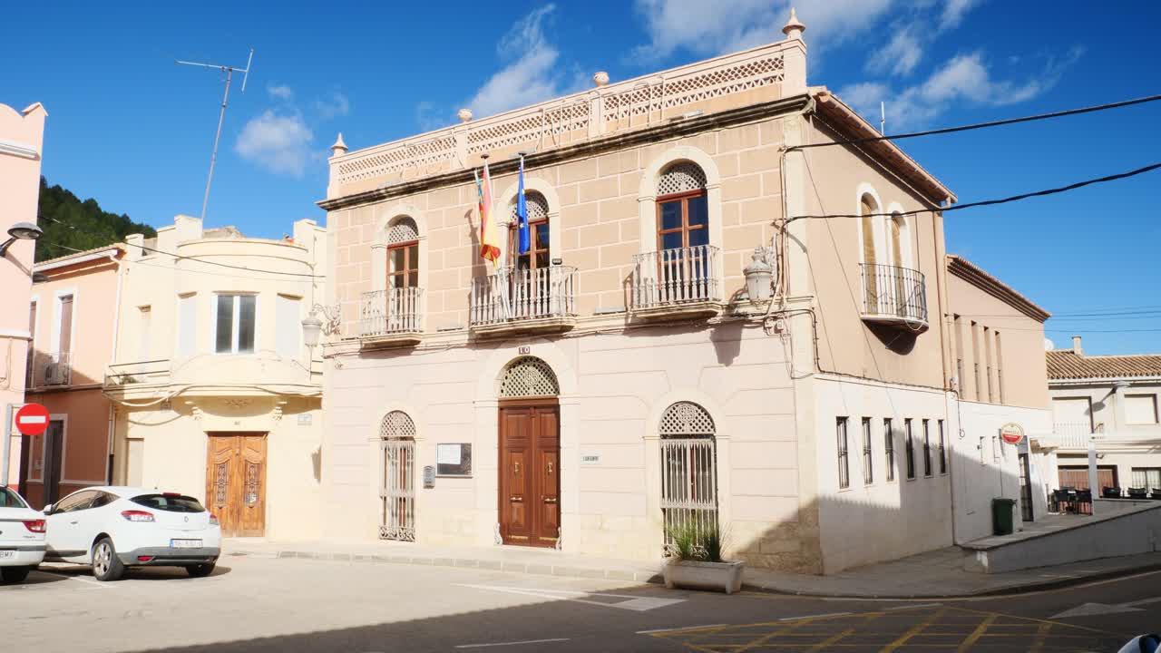 Il municipio di Sagra, Spagna, in una giornata di sole