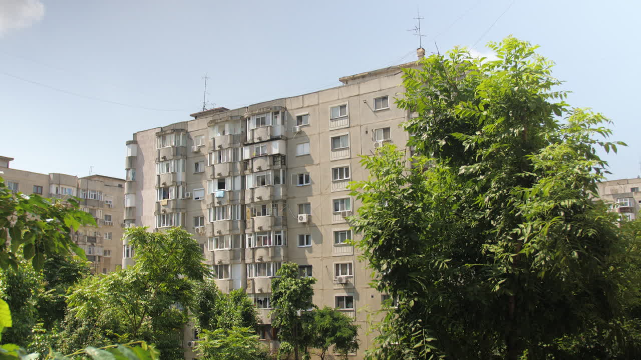 viejo edificio de apartamentos de rumania