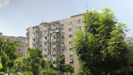 viejo edificio de apartamentos de rumania