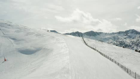 Un-Vuelo-Por-Una-Pista-De-Esquí