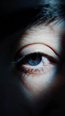 primer plano de un ojo azul