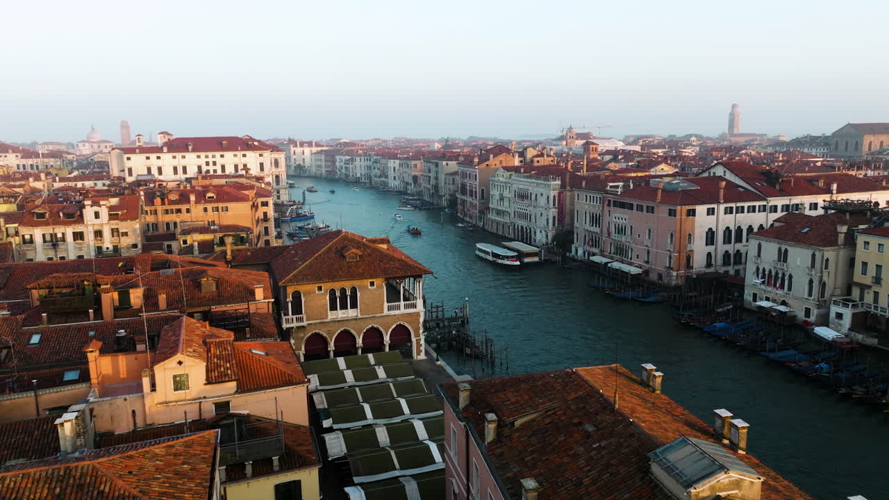 일출 시 대운하의 경치 좋은 전망