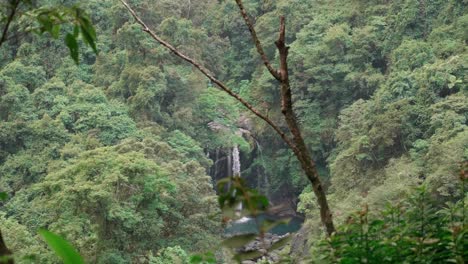 Cascada-En-El-Valle.-Hermoso-Fondo