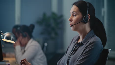 representante de servicio al cliente en el turno de noche