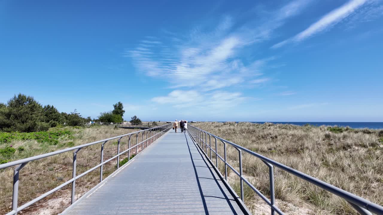 hel city, un camino para explorar la playa y los lugares históricos de la posguerra