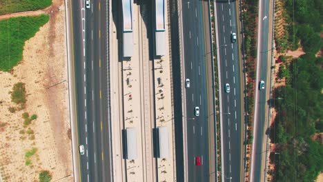 Neigen-Sie-Die-Antenne-Von-Autos-Auf-Der-Autobahn-Nach-Oben