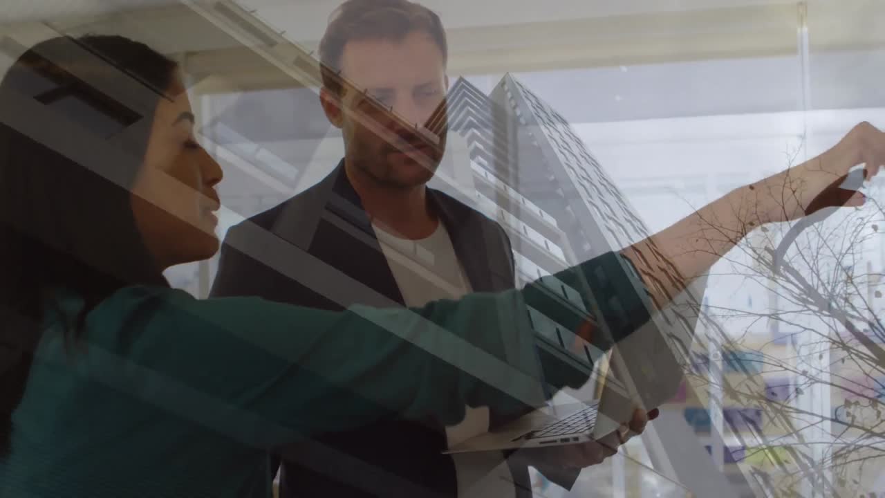 animación de un edificio de oficinas sobre personas de negocios hablando en una oficina moderna