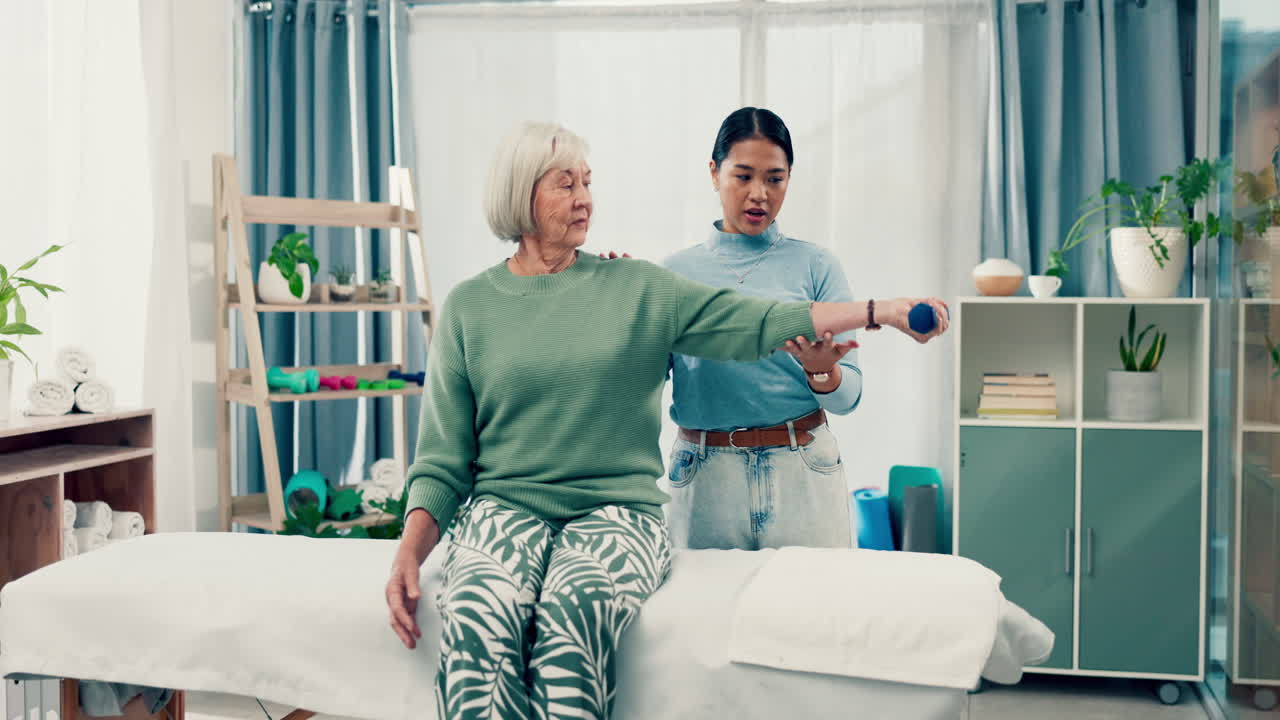 노인 돌봄, 도움 및 노인과 함께 물리 치료사