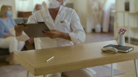 vista frontal del médico preparándose para el procedimiento de vacunación en el hogar