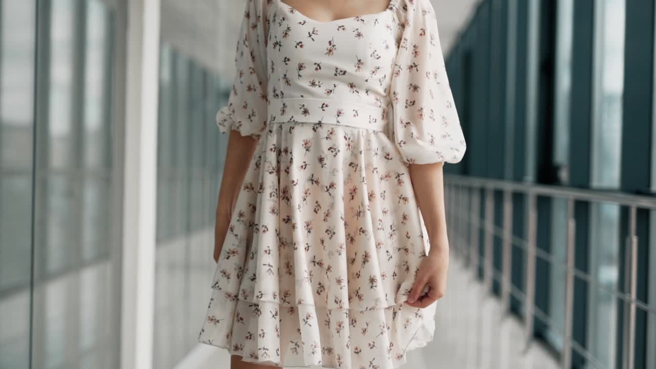 돌릴 때 쉽고 아름답게 펄럭이는 가벼운 드레스 클로즈업