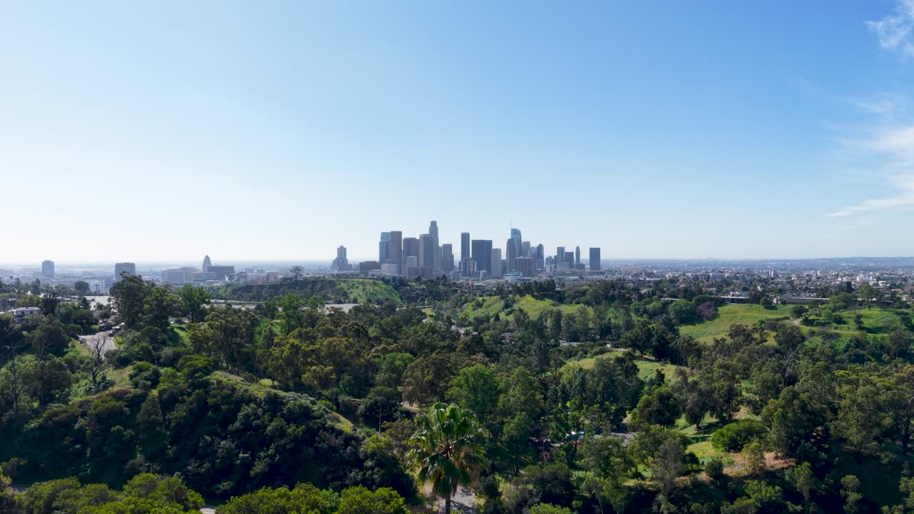 Bầu trời Los Angeles u ám trong màn sương mù hiện ra phía sau sự tương phản của Công viên Elyssa.