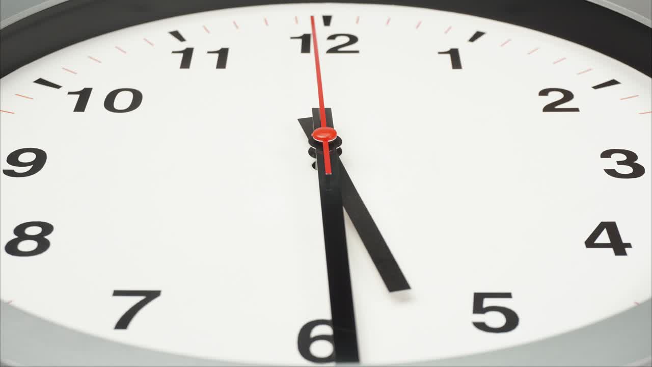 reloj de pared de primer plano aguja corta número 6.