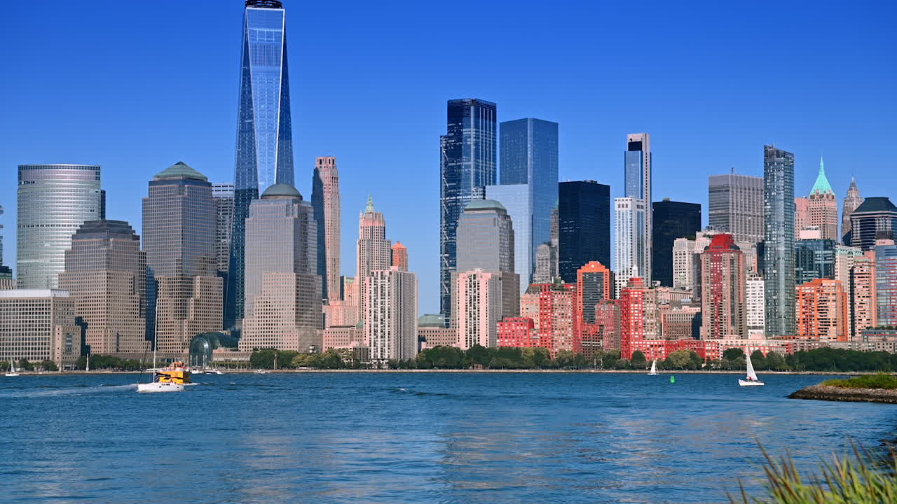 Yachts and sailboats on the Hudson River waterscape. Modern skyline of Manhattan from the side of Jersey