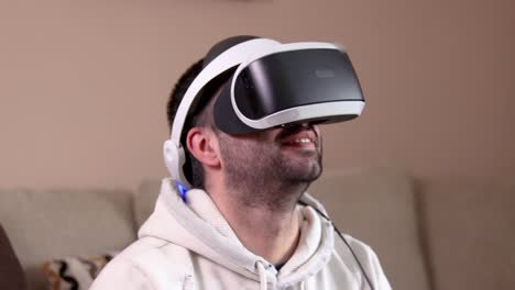 un primer plano de un joven barbudo disfrutando de un casco de realidad virtual
