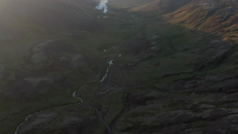 Schauen-Sie-Nach-Oben-Und-Entdecken-Sie-Die-Sicht-Der-Drohne-Auf-Das-Atemberaubende-Hochland-Von-Island.-Luftaufnahme-Der-Mit-Moos-Bedeckten-Berge-Und-Des-Flusses-Im-Hintergrundlicht.-Schönheit-Auf-Erden-Entdecken