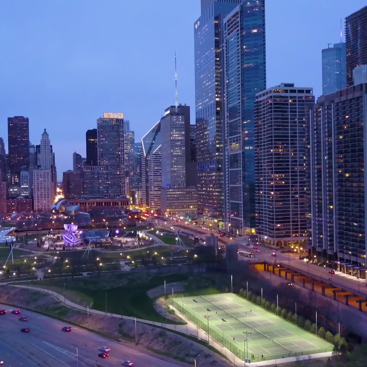 Splendide vedute aeree del centro di Chicago, Illinois di notte 1