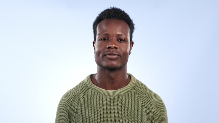 Fred, smil og ansigt af sort mand i studie