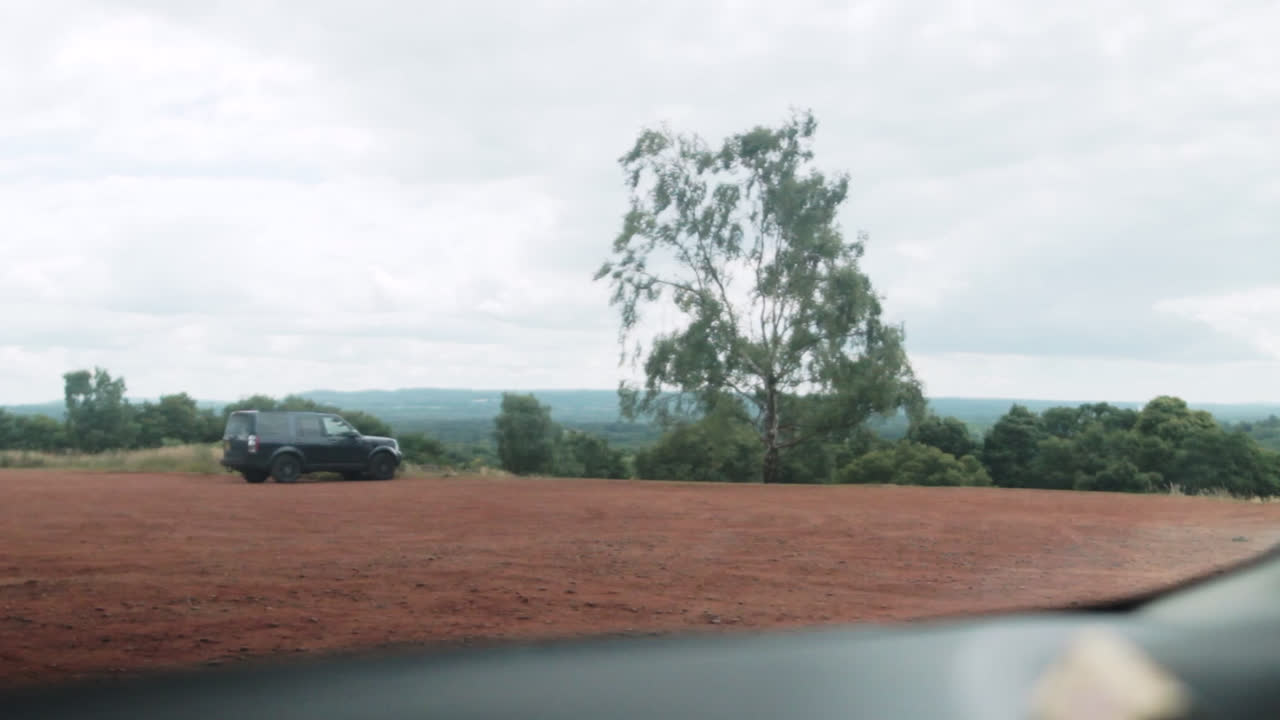 정지된 차에서 서리 언덕을 내려다보는 운전자의 관점